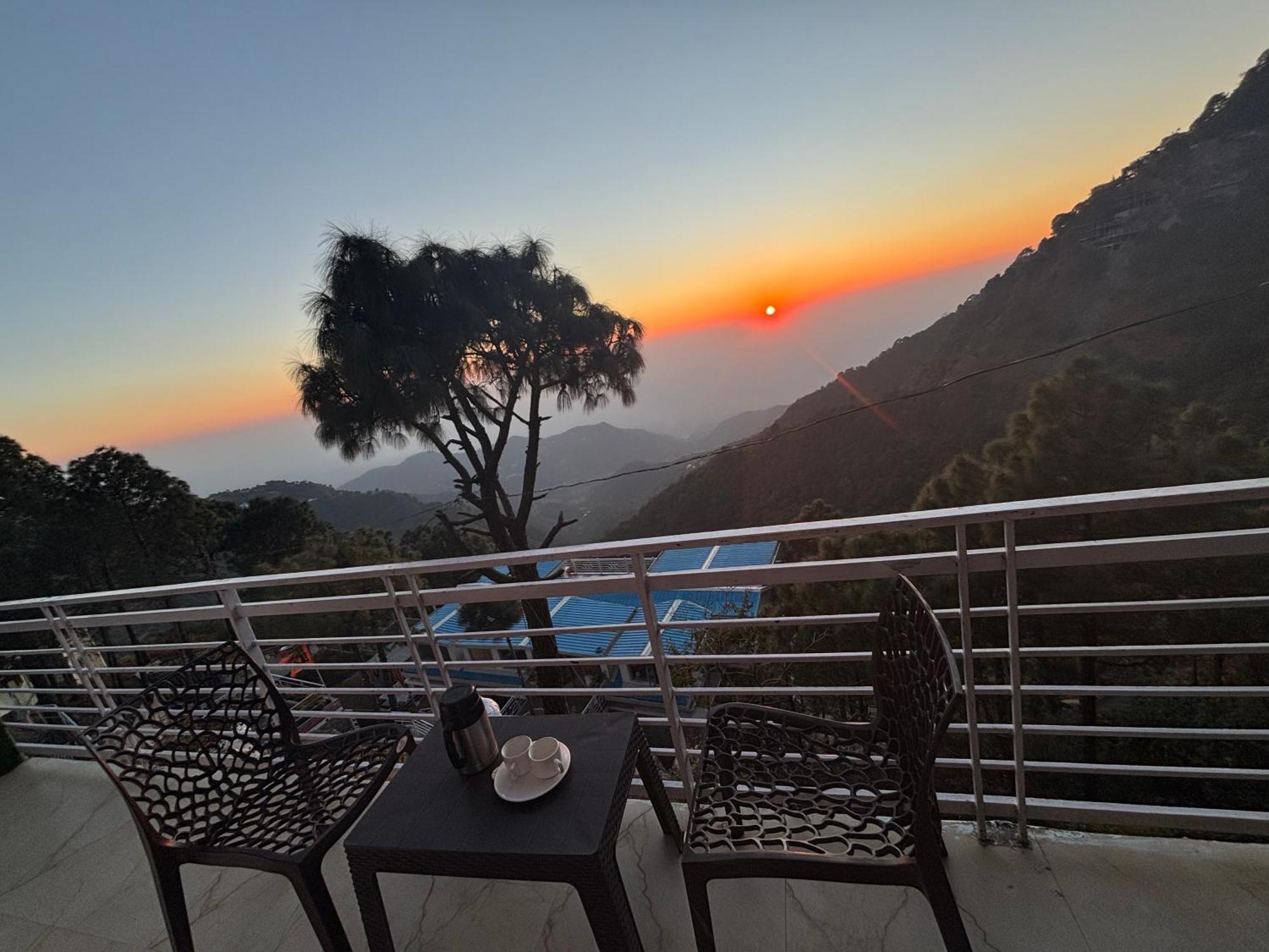 Urban Wave 2Bed Rooms By The North Edge Kasauli Eksteriør bilde